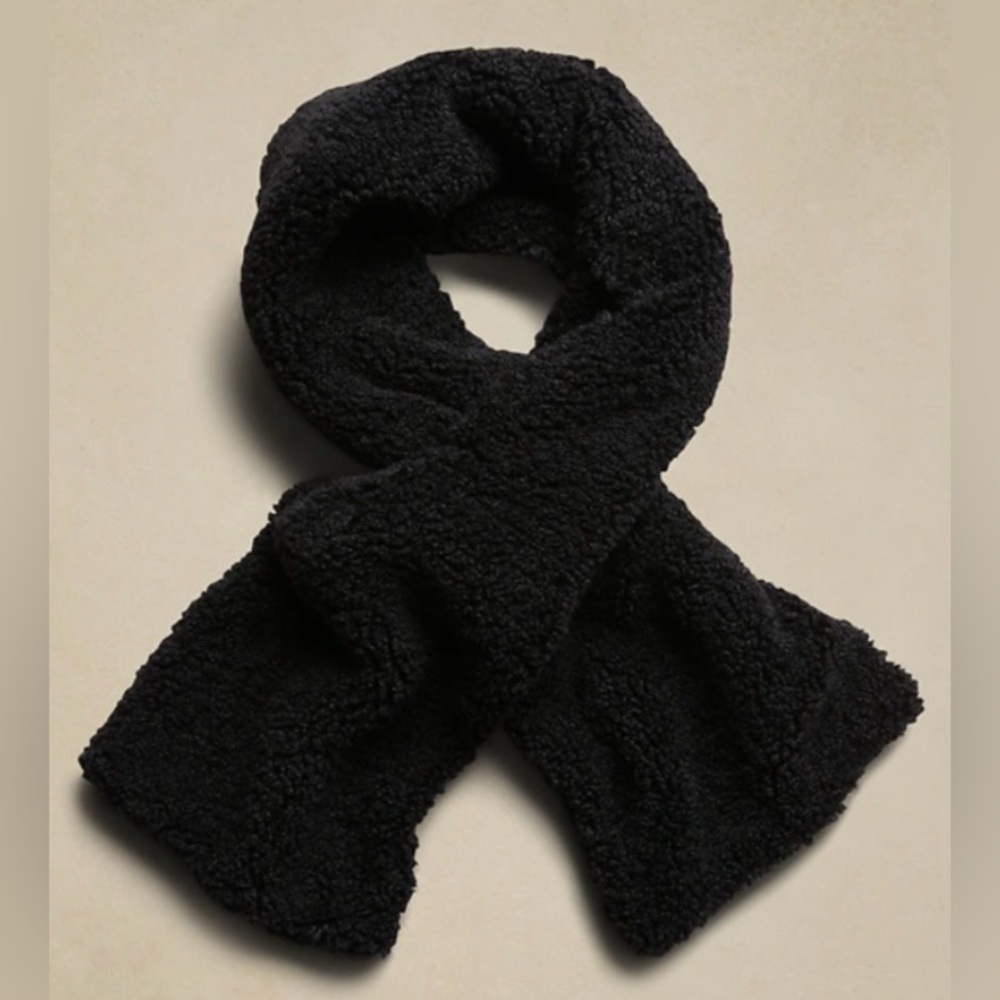 NWT | Banana Republic | Black Sherpa / Teddy Pull-Through Scarf